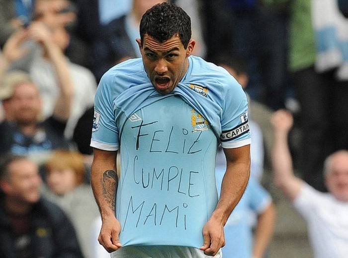 Carlos Tevez – “Chúc mừng sinh nhật Mẹ yêu”: Anh lộ chiếc áo này sau khi ghi bàn duy nhất trong trận thắng Chelsea 1-0 của Man City.